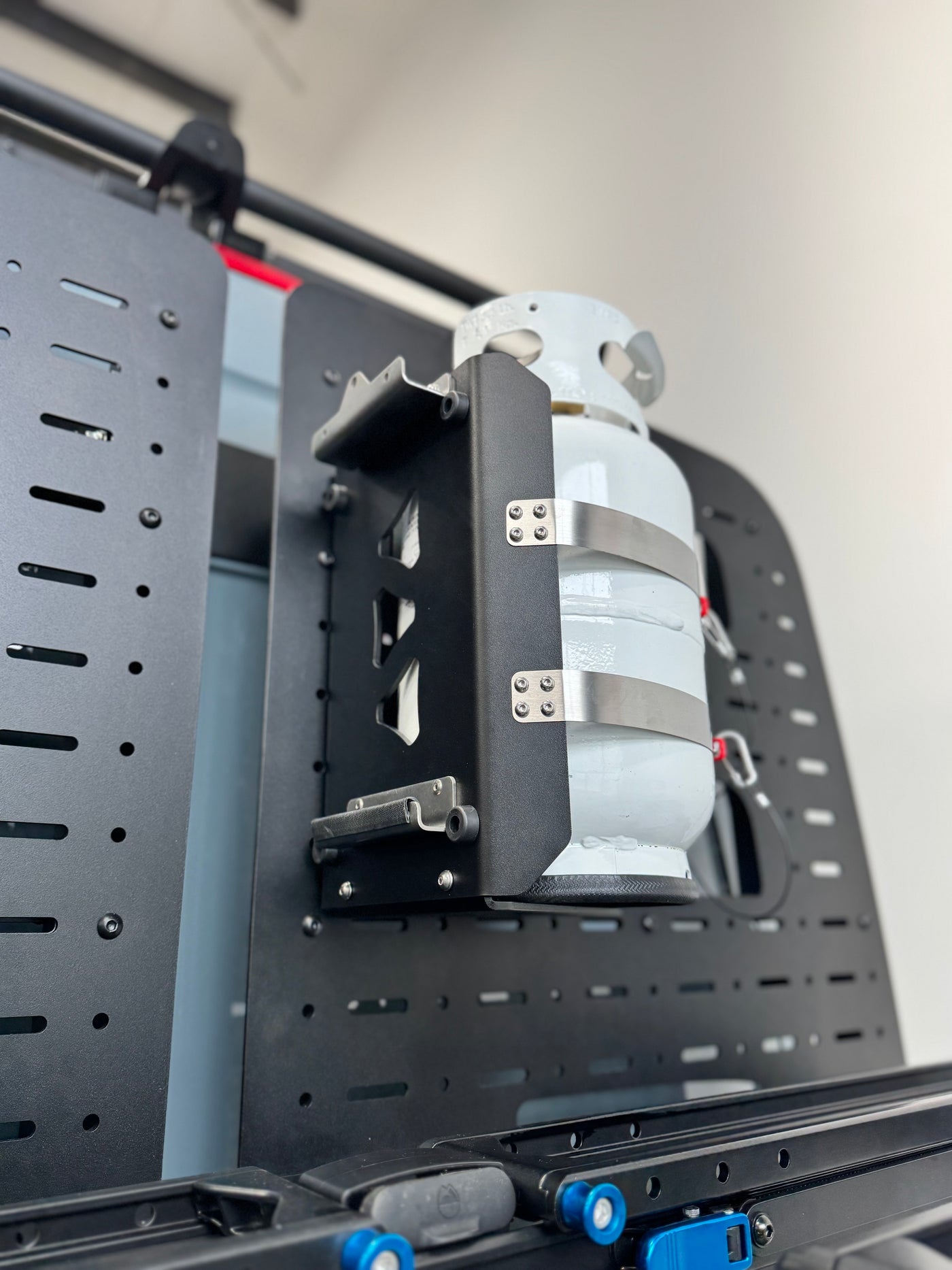 Close up of Shuksan PS-10-HR1 Propane shuttle system with the Howl R1 fireplace